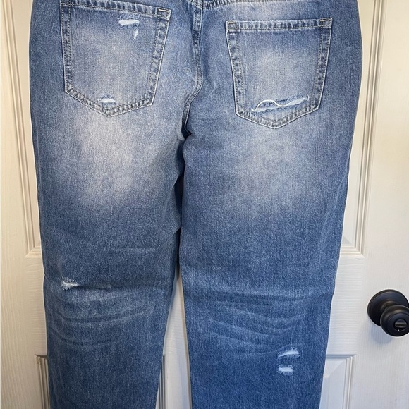 Flamingo high rise distressed light wash jean. Size Large - Picture 7 of 11